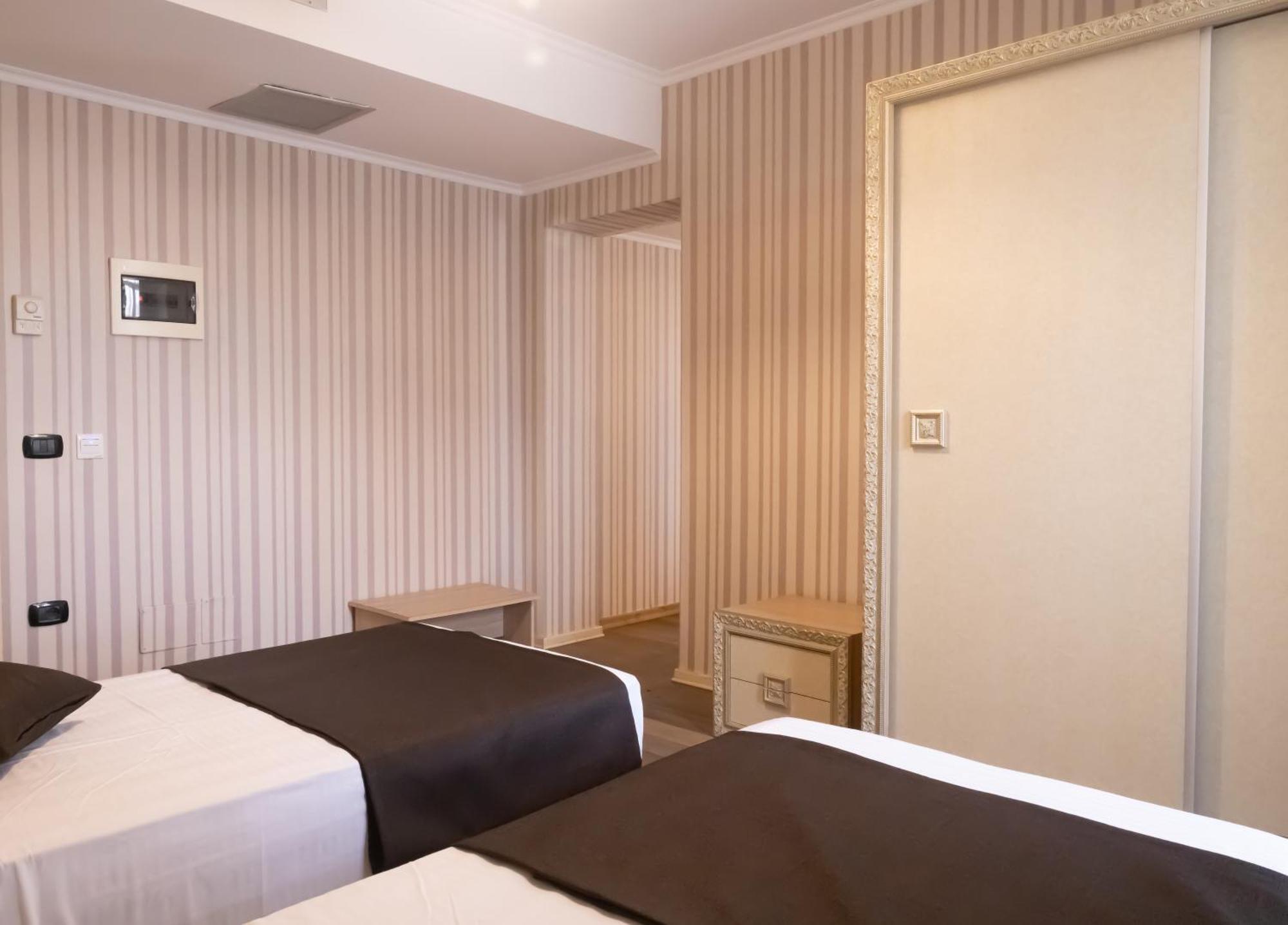 Amh Hotel Драч Екстериор снимка