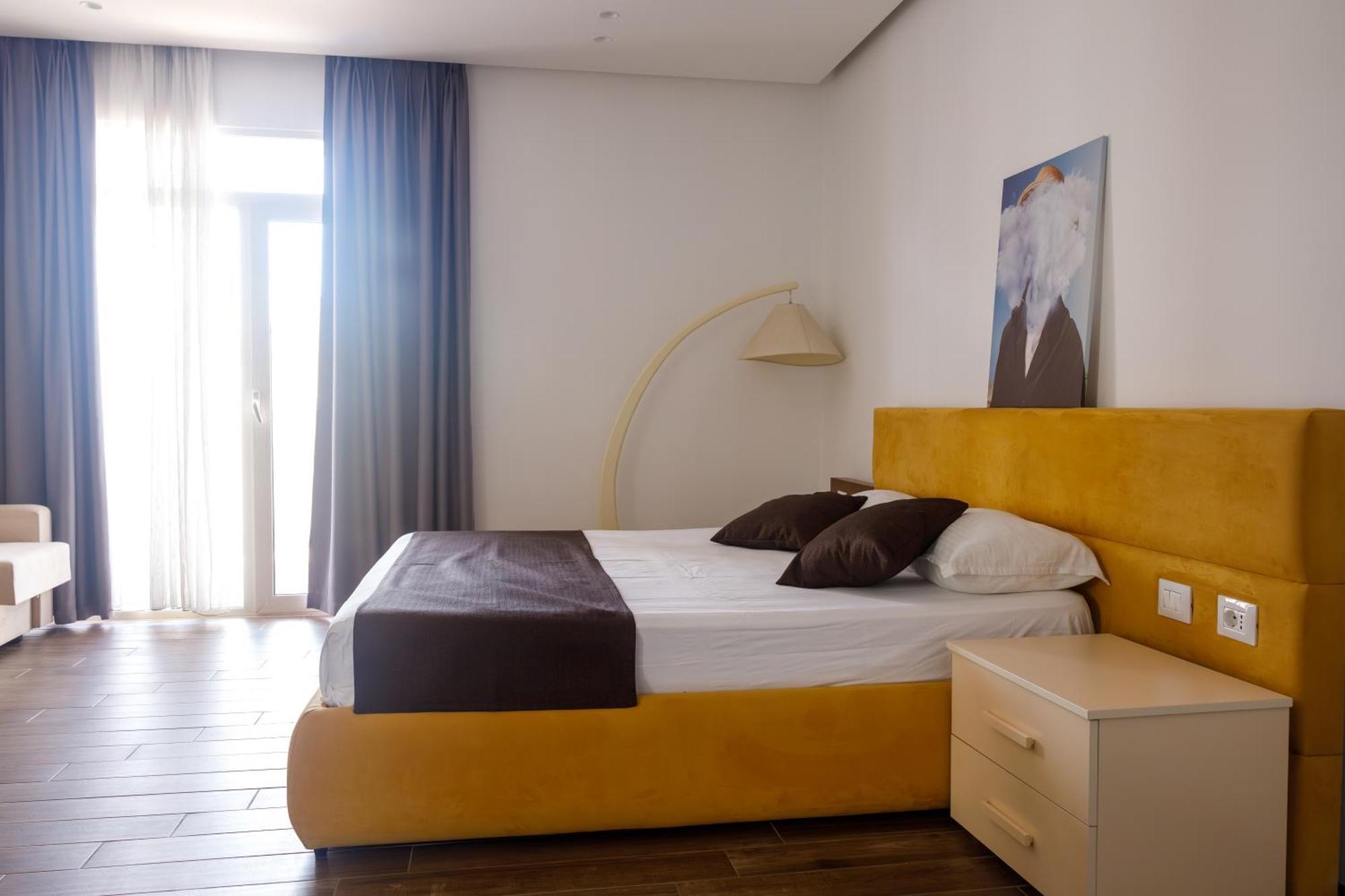Amh Hotel Драч Екстериор снимка