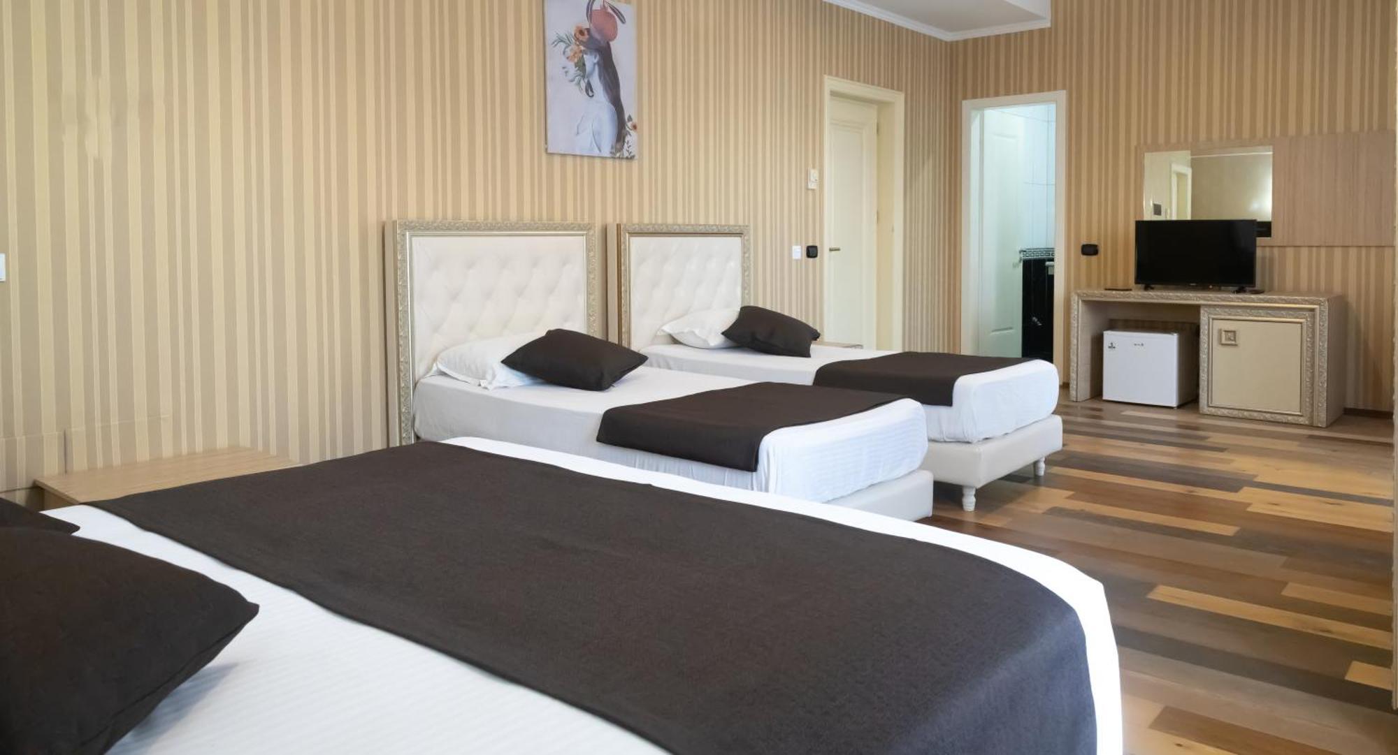 Amh Hotel Драч Екстериор снимка