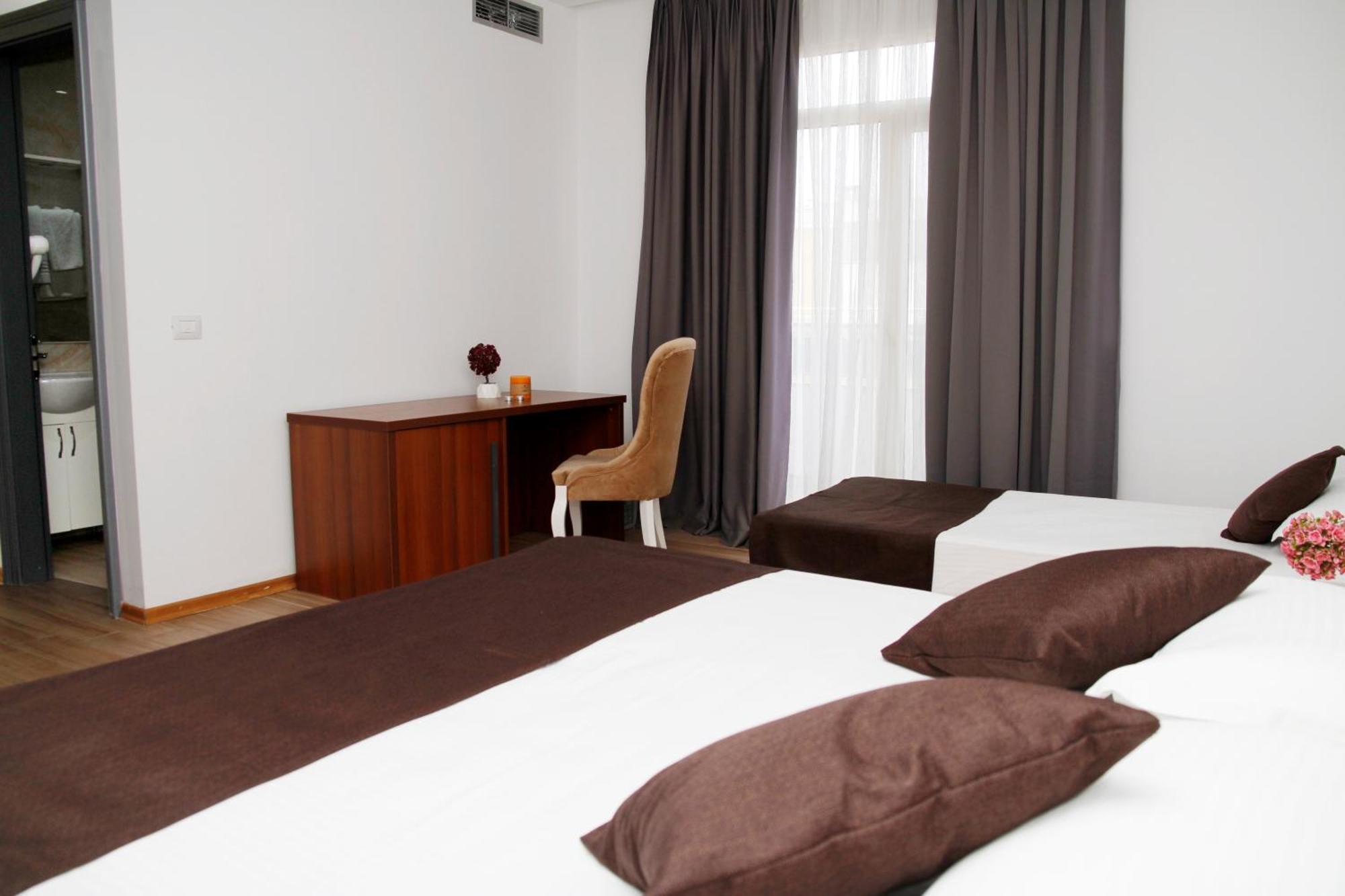 Amh Hotel Драч Екстериор снимка