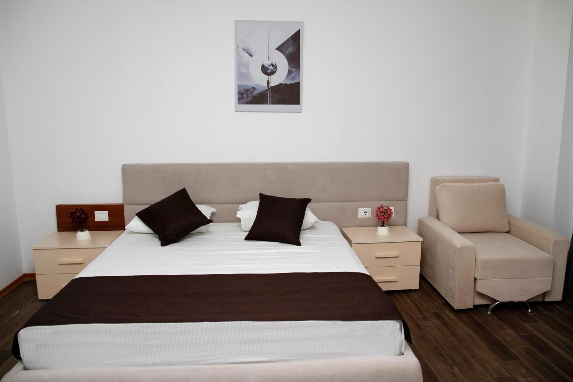 Amh Hotel Драч Екстериор снимка