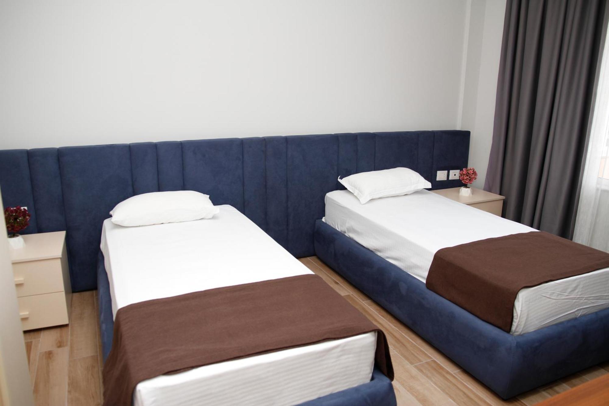 Amh Hotel Драч Екстериор снимка