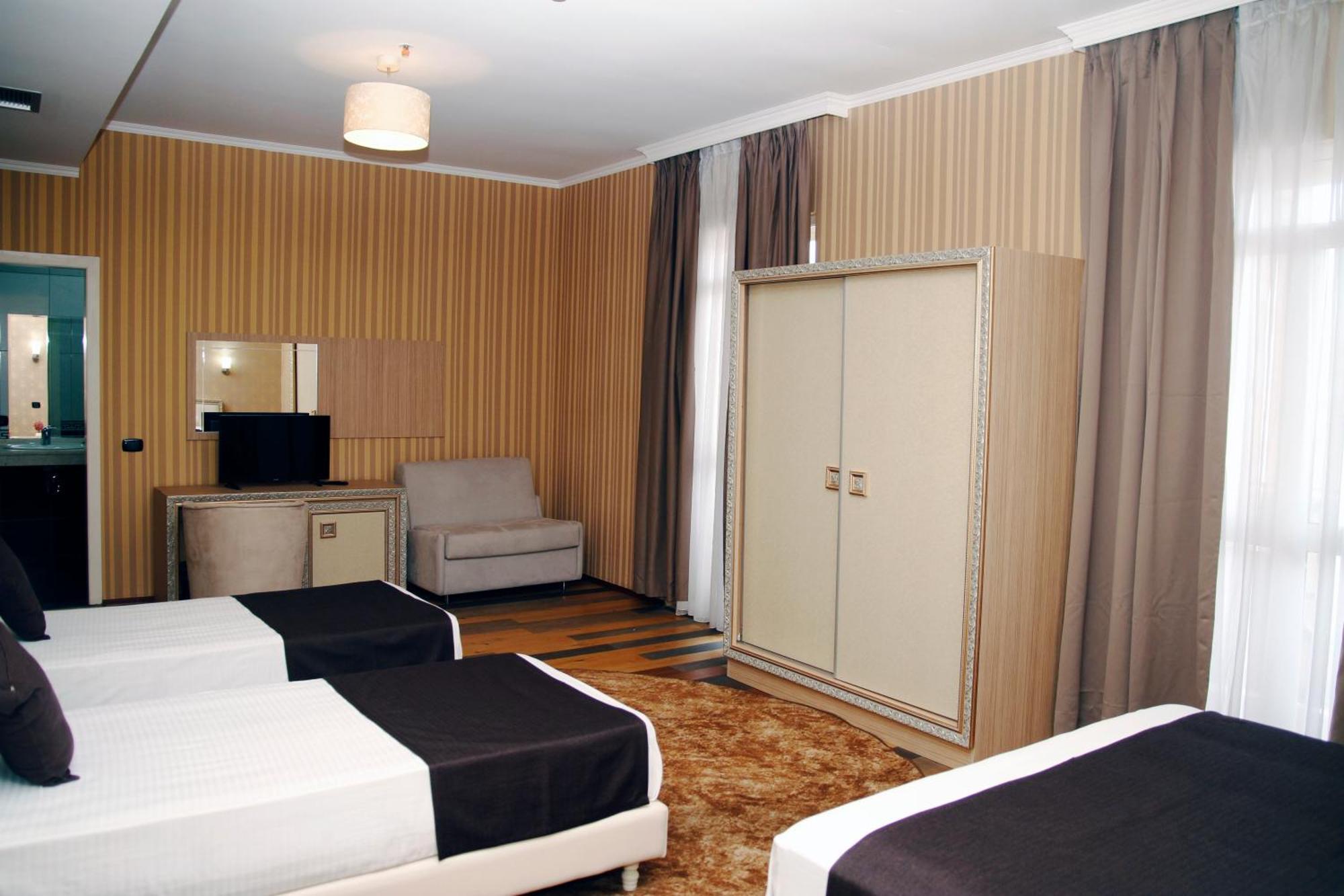 Amh Hotel Драч Екстериор снимка