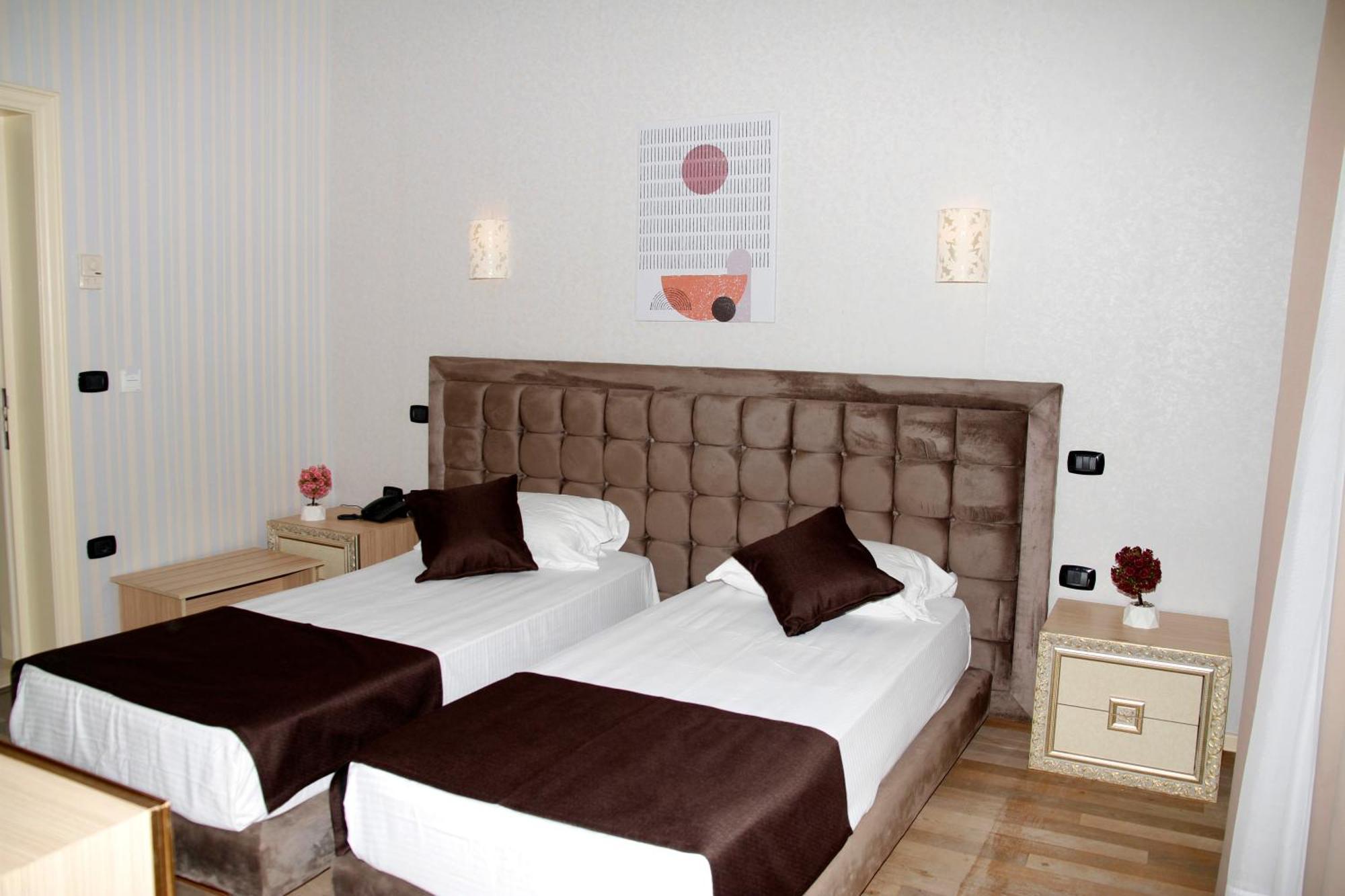 Amh Hotel Драч Екстериор снимка