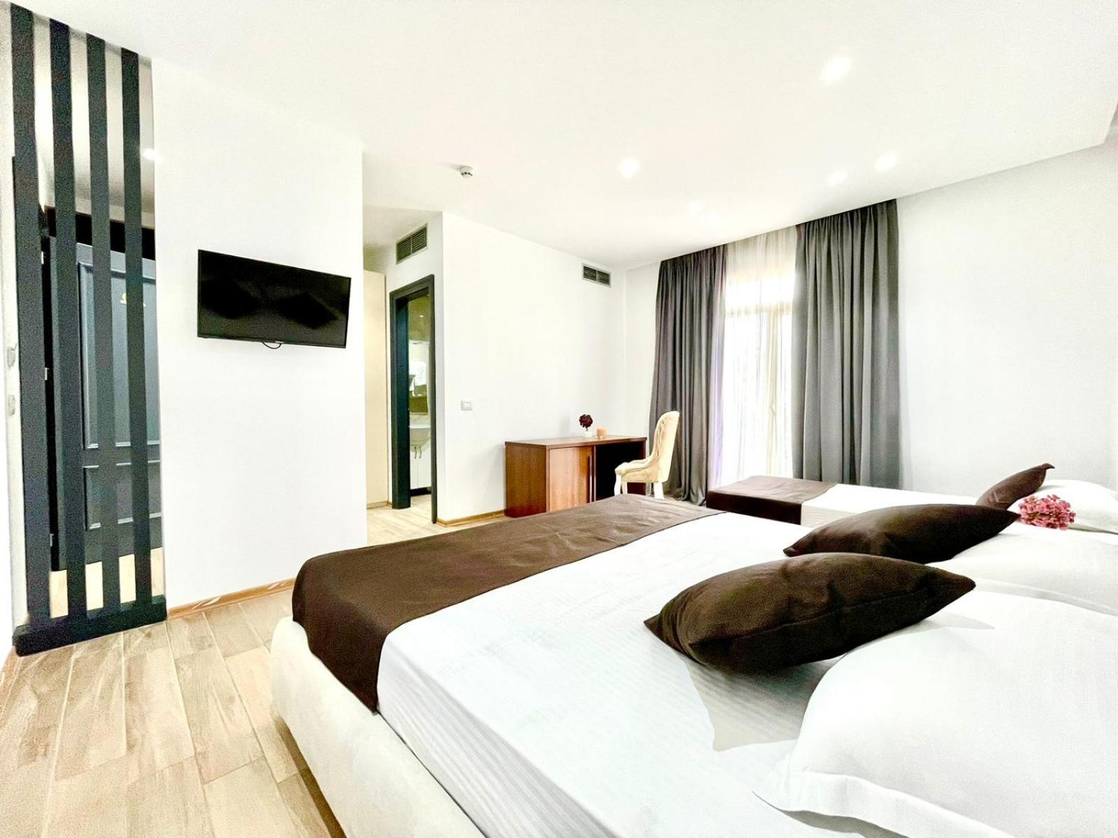 Amh Hotel Драч Екстериор снимка