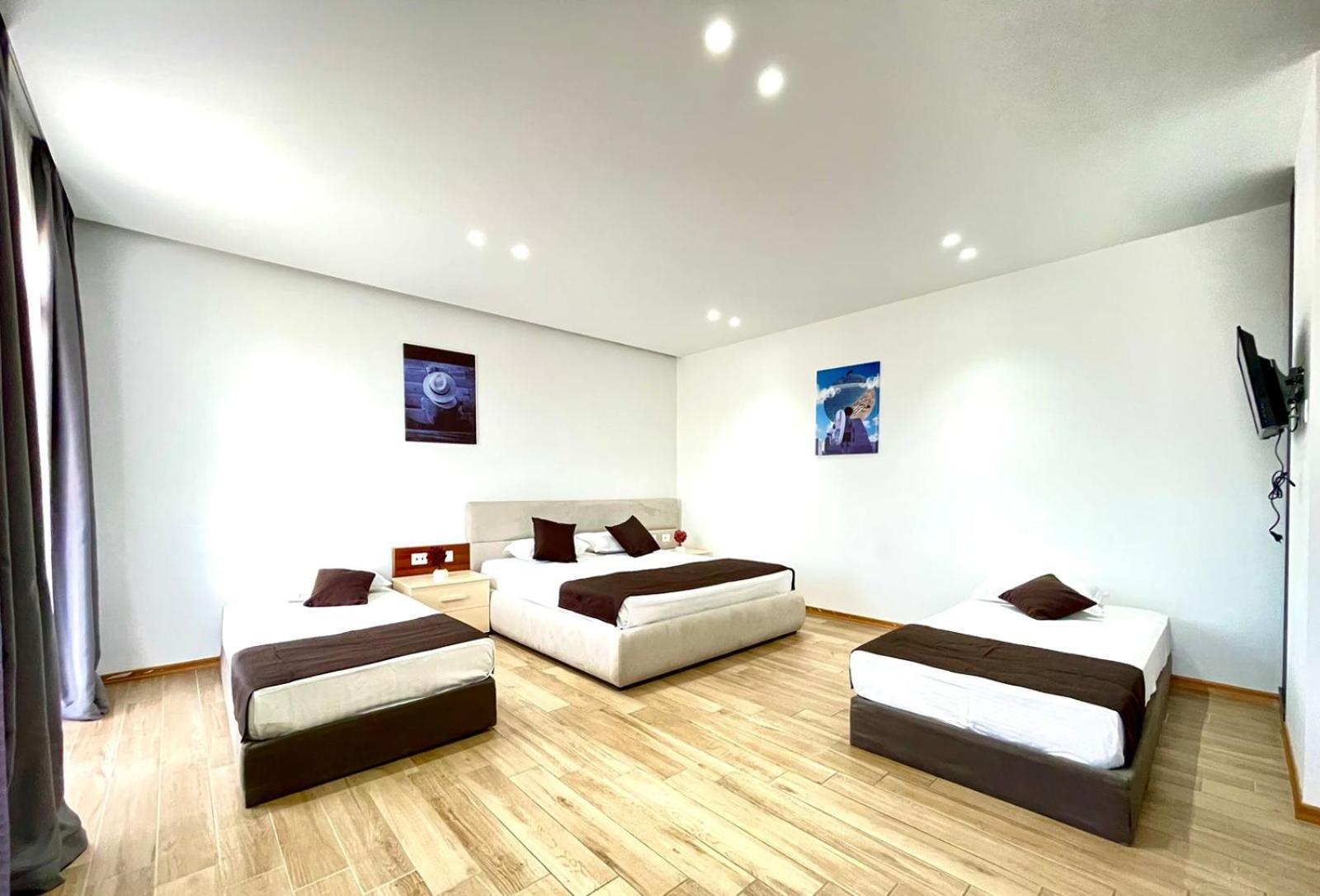 Amh Hotel Драч Екстериор снимка